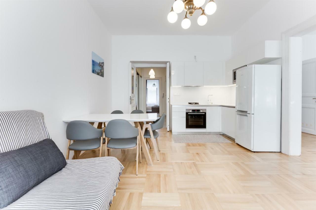 The Dancing House Residence, Two Bedroom With Balcony Near River! Appartement Praag