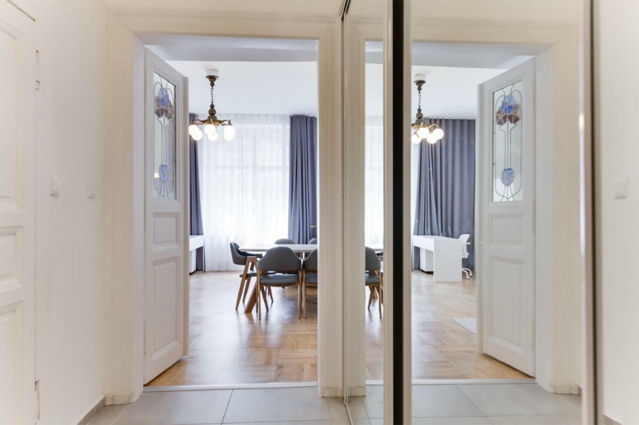 The Dancing House Residence, Two Bedroom With Balcony Near River! * Praag
