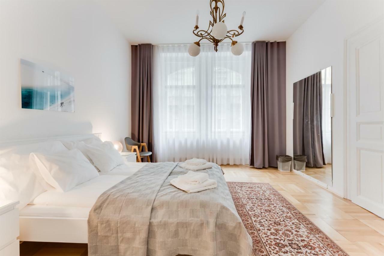 The Dancing House Residence, Two Bedroom With Balcony Near River! Appartement *