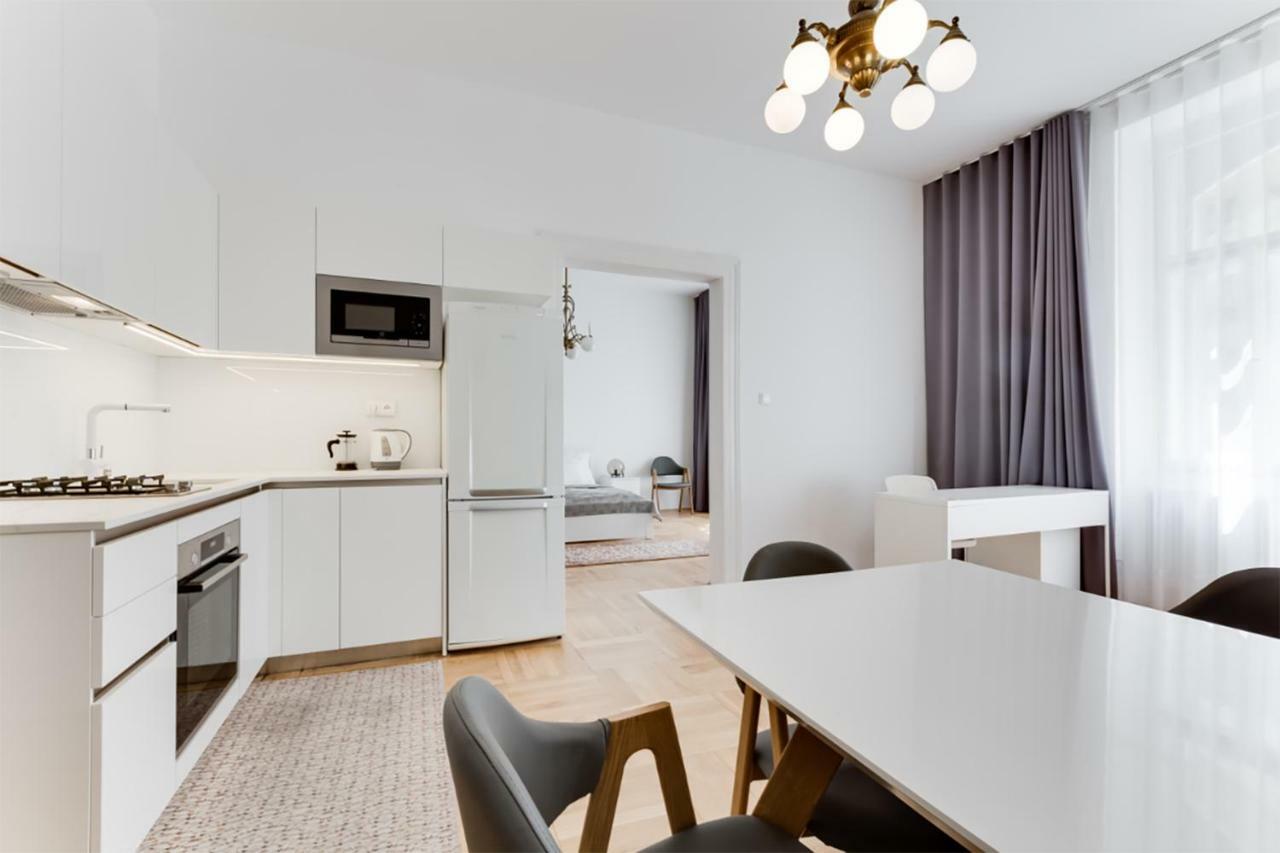 The Dancing House Residence, Two Bedroom With Balcony Near River! * Praag